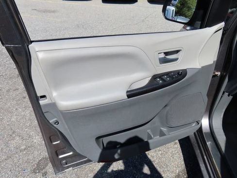 Used 2016 Toyota Sienna LE AWD/4WD image 16