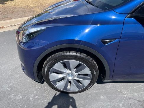 Used 2024 Tesla Model Y Long Range AWD/4WD image 23