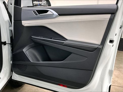 Certified 2025 Volkswagen Taos SE AWD/4WD image 26