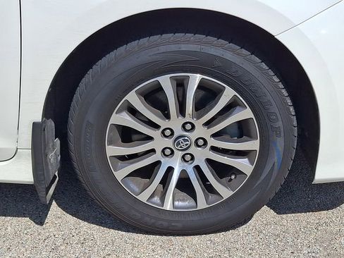 Used 2019 Toyota Sienna XLE Premium FWD image 8