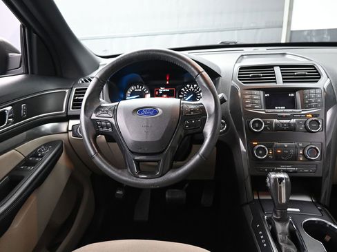 Used 2018 Ford Explorer XLT AWD/4WD image 12