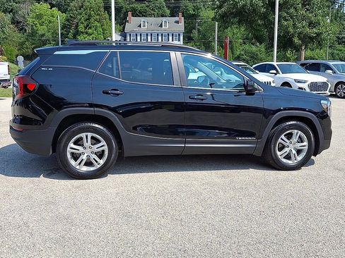Used 2024 GMC Terrain SLE w/ Driver Convenience Package FWD image 9