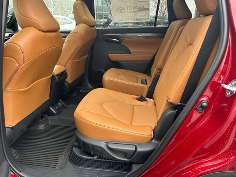 New 2026 Toyota Highlander Platinum image 14