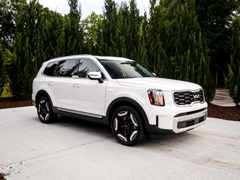 Used 2025 Kia Telluride S FWD image 11