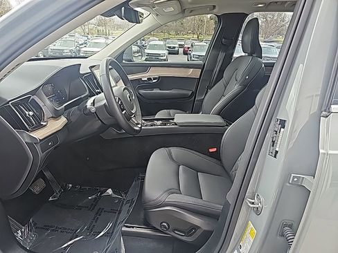 Used 2025 Volvo XC90 B6 Plus image 9