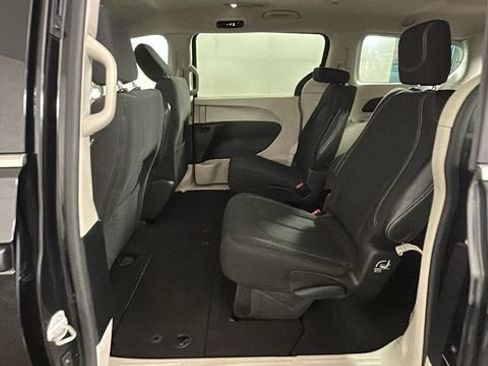 Used 2022 Chrysler Voyager LX FWD image 26