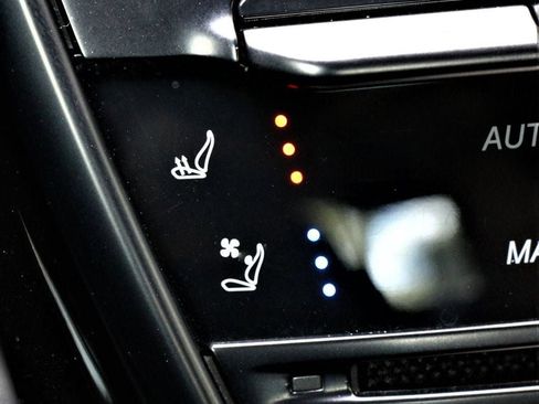 Used 2019 Aston Martin DB11 Coupe RWD image 26