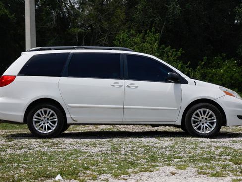 Used 2010 Toyota Sienna CE FWD image 11