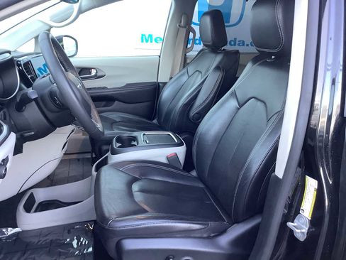 Used 2022 Chrysler Pacifica Touring-L FWD image 10
