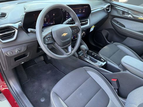 Used 2024 Chevrolet TrailBlazer LT w/ Driver Confidence Package FWD image 4