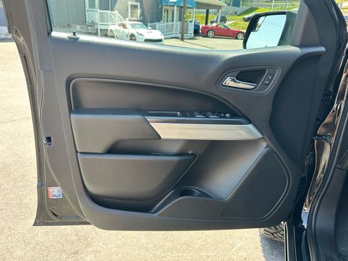 Used 2022 Chevrolet Colorado LT w/ LT Convenience Package AWD/4WD image 16