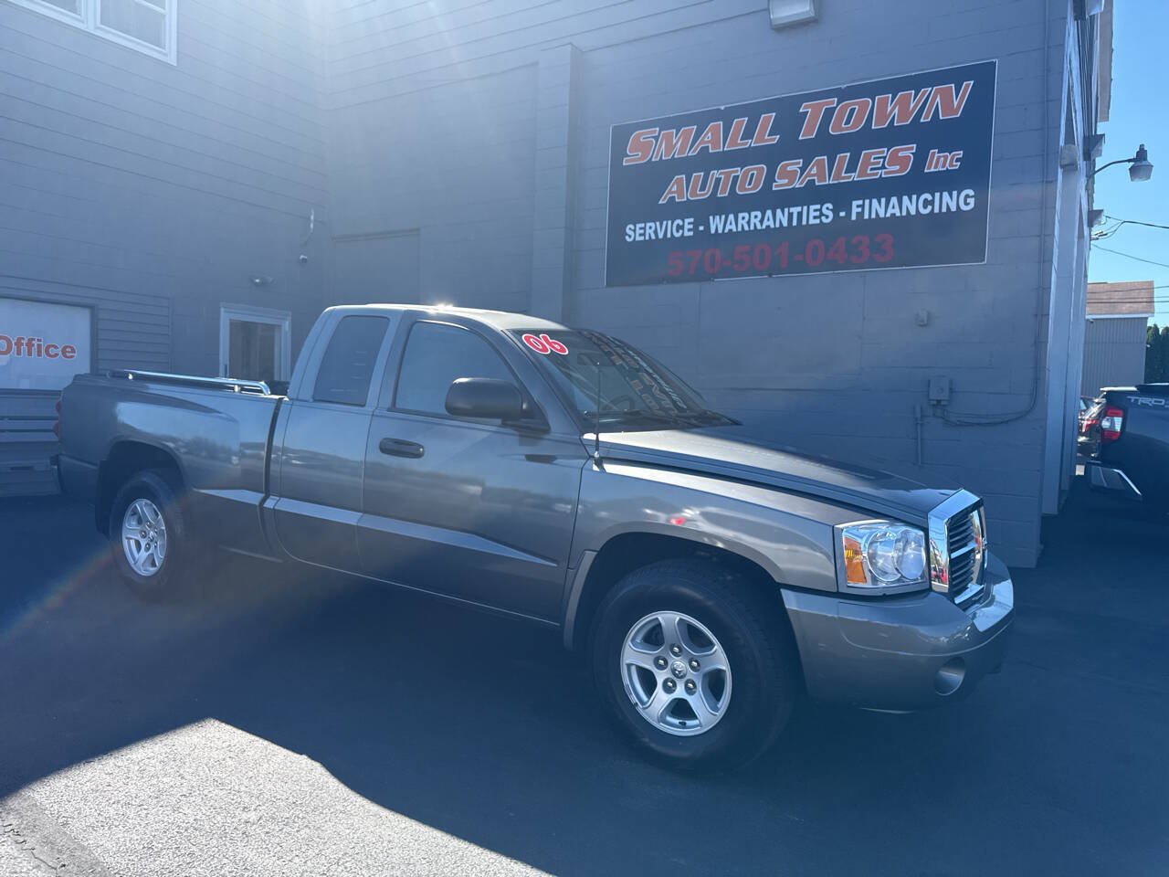 Used 2006 Dodge Dakota SLT w/ Trailer Tow Group AWD/4WD image 1