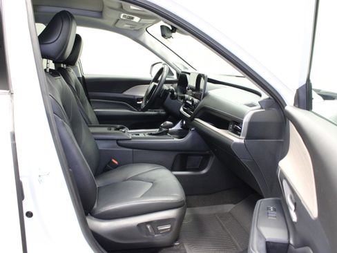 Used 2024 Toyota Grand Highlander AWD image 16