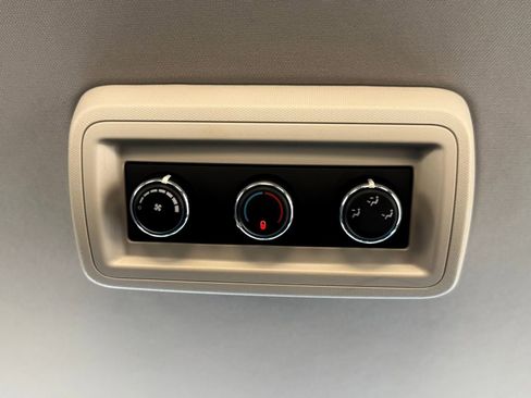 Used 2018 Dodge Grand Caravan SE w/ UConnect Hands-Free Group image 21