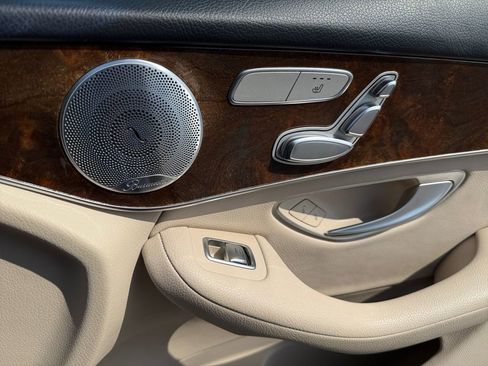 Used 2018 Mercedes-Benz GLC 300 4MATIC image 32