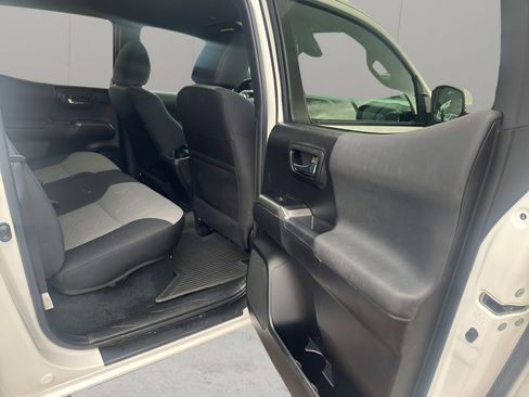 Used 2022 Toyota Tacoma TRD Sport w/ Technology Package image 16