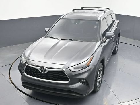 Used 2022 Toyota Highlander XLE AWD/4WD image 41