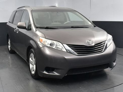 Used 2012 Toyota Sienna LE FWD image 2