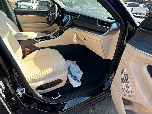 Used 2025 Jeep Grand Cherokee Limited image 19