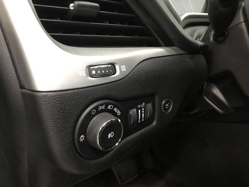 Used 2018 Jeep Cherokee Overland AWD/4WD image 8
