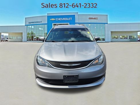 Used 2021 Chrysler Voyager Lxi FWD image 2
