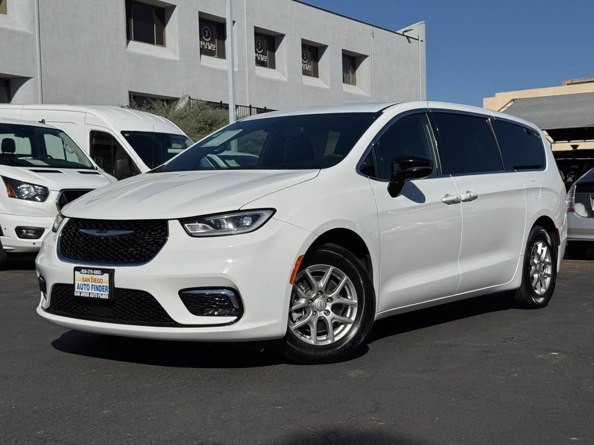 Used 2026 Chrysler Pacifica Select FWD image 2