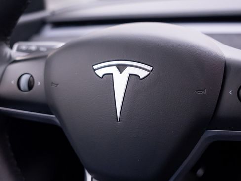 Used 2022 Tesla Model Y Long Range AWD/4WD image 22