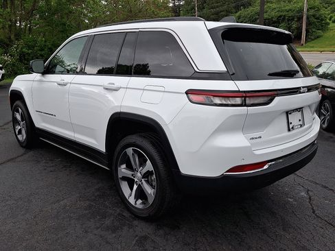 Certified 2025 Jeep Grand Cherokee Limited w/ Luxury Tech Group II AWD/4WD image 4
