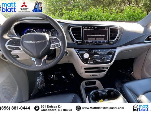 Used 2023 Chrysler Pacifica Touring-L image 17