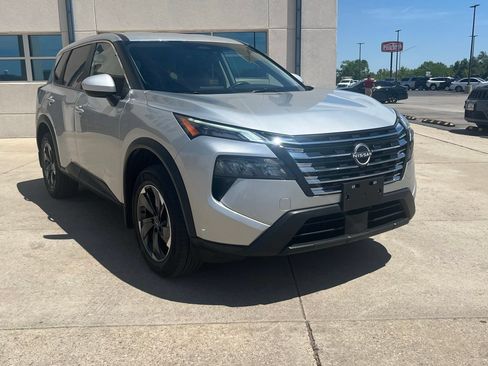 Used 2025 Nissan Rogue SV AWD/4WD image 3