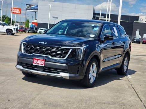 Used 2025 Kia Sorento LX image 3