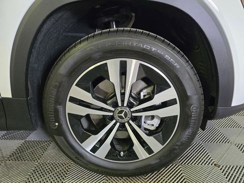 Used 2025 Mercedes-Benz GLB 250 4MATIC image 2