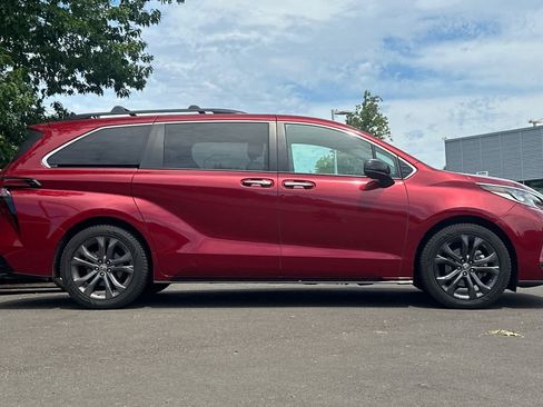 Used 2022 Toyota Sienna XSE w/ XSE Plus Package FWD image 8