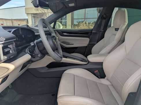 Used 2024 Porsche Macan 4 Electric image 8