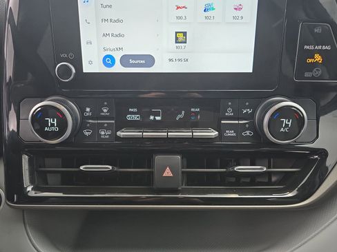 Used 2024 Toyota Highlander LE image 19