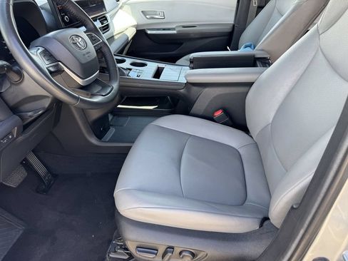 Used 2025 Toyota Sienna XLE FWD image 16