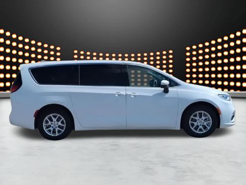 Used 2023 Chrysler Pacifica Touring-L FWD image 9