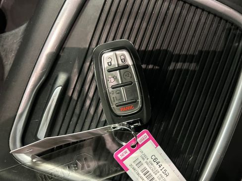 Used 2024 Chrysler Pacifica Touring-L image 22