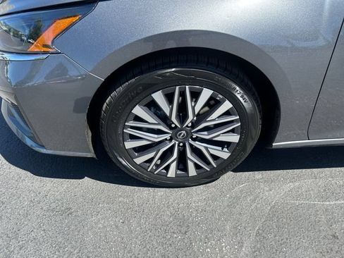 Used 2025 Nissan Altima 2.5 SV FWD image 14