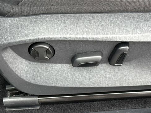 Used 2022 Volkswagen Tiguan SE image 16