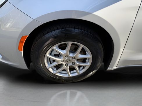 Used 2024 Chrysler Pacifica Touring-L FWD image 27