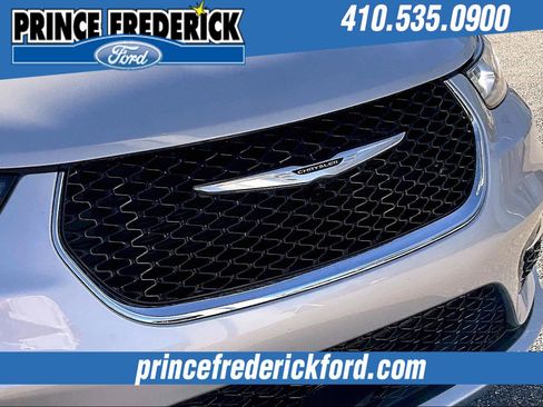 Used 2024 Chrysler Pacifica Touring-L image 28