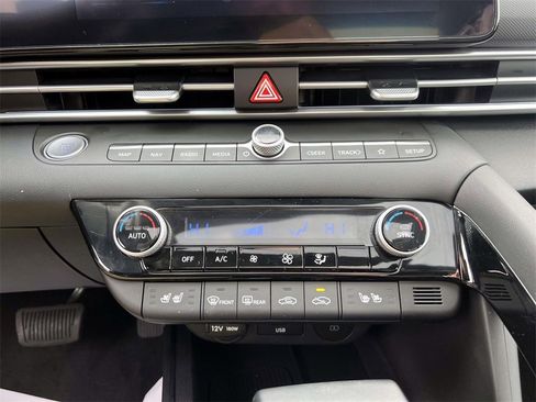 Certified 2025 Hyundai Elantra Limited image 24