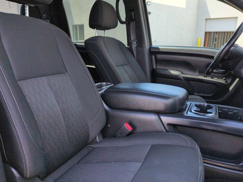 Used 2019 Nissan Titan SV w/ SV Convenience Package RWD image 17