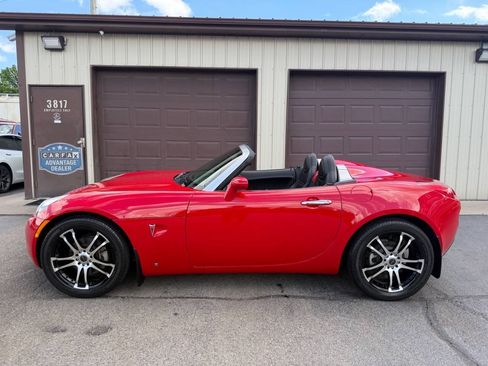 Used 2006 Pontiac Solstice Convertible w/ Premium Package RWD image 2