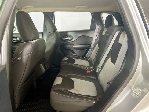 Used 2014 Jeep Cherokee Latitude w/ Cold Weather Group FWD image 11