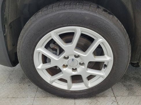 Used 2021 Jeep Renegade Latitude FWD image 31