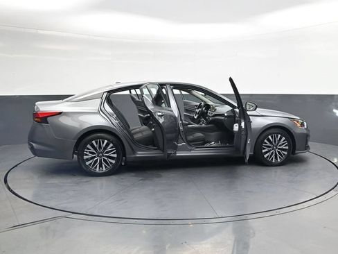 Used 2025 Nissan Altima 2.5 SV FWD image 32