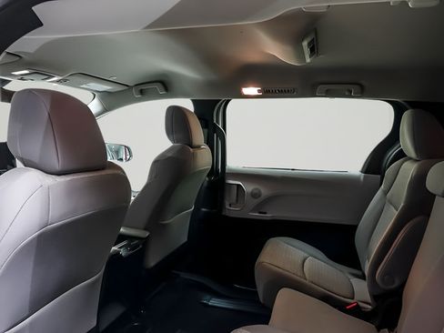 Used 2025 Toyota Sienna LE FWD image 11
