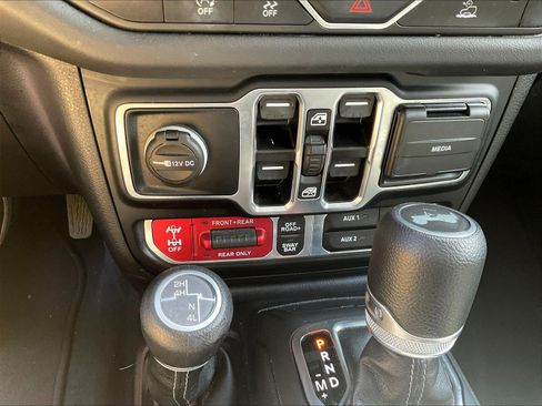 Used 2024 Jeep Wrangler Unlimited Rubicon AWD/4WD image 16